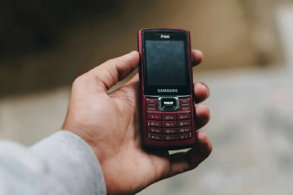 Смартфон на паузе: почему люди возвращаются к кнопочным телефонам - today.ua