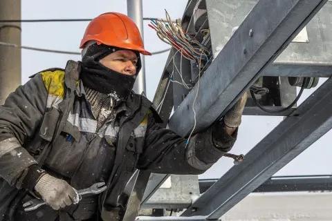 Київ підсилюють з регіонів: уряд мобілізує енергетиків з усієї України для відновлення інфраструктури столиці