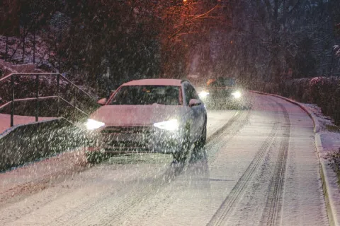Що робити, якщо ваш автомобіль "понесло" на слизькій дорозі: інстинкт може вартувати життя