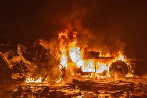 РФ вдарила по передмістю Харкова: зруйновано термінал Нової пошти, є загиблі (фото, відео)