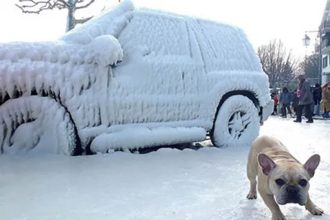 Забудьте про скребки и химию: как быстро разморозить лобовое стекло без вреда для авто