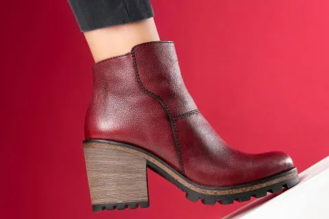 Забудьте о белых разводах и трещинах: как защитить любимую обувь от соли и реагентов зимой