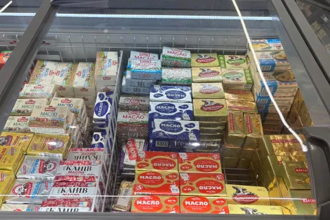 Українці розкуповують поки дешевий: який базовий молочний продукт раптово впав у ціні