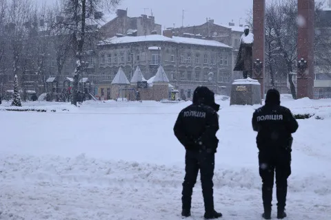 Продолжила убирать снег даже после "прилета" рядом: видео дворника из Львова стало вирусным в Сети