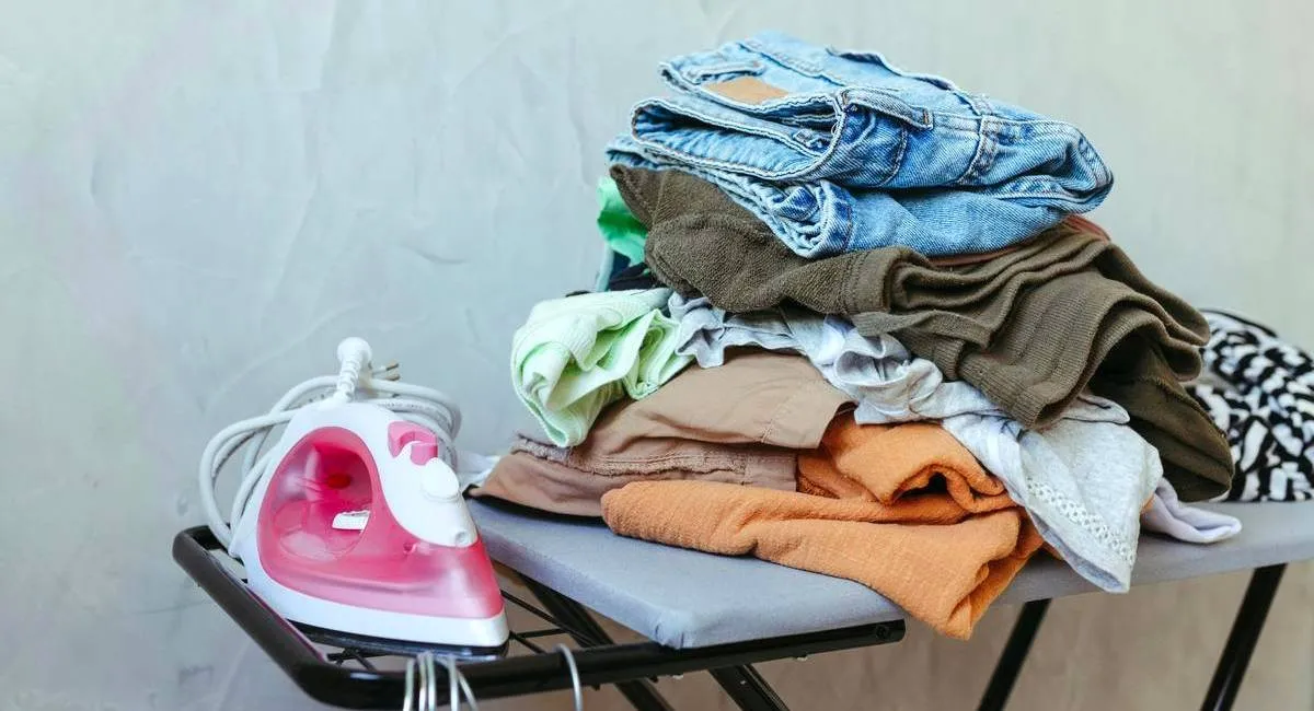 Притягують хвороби та проблеми з грошима: в яких місцях у домі не слід зберігати одяг - today.ua