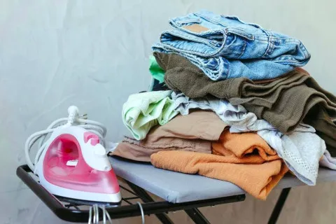 Привлекают болезни и проблемы с деньгами: в каких местах в доме не следует хранить одежду