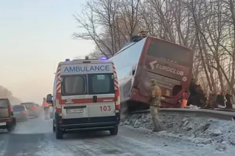 Жахлива аварія на Львівщині: автобус "Відень–Київ" злетів з траси, є поранені (фото)