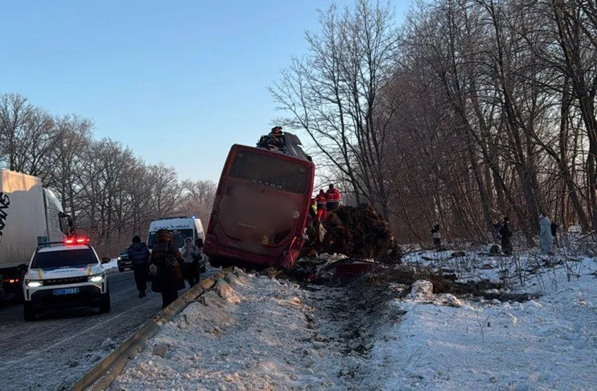 Ужасная авария на Львовщине: автобус Вена–Киев съехал с трассы, есть раненые (фото) - today.ua
