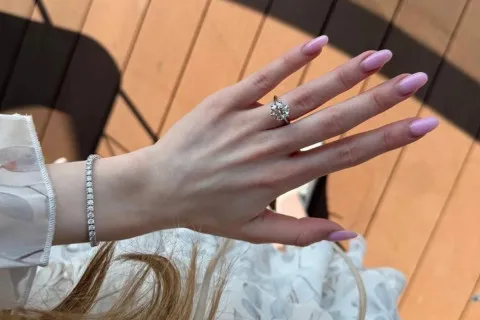 Відома українська акторка отримала каблучку з діамантом, але вітання із заручинами не приймає: що сталося