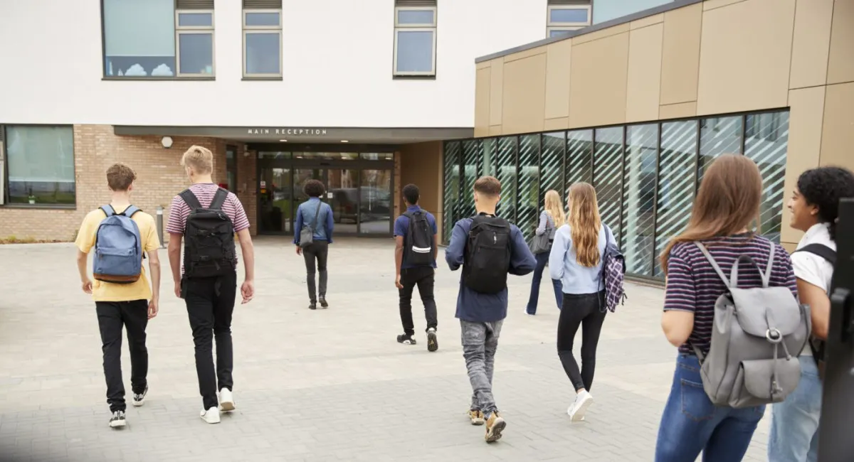 В Украине обновили правила безопасности в школах: появился список запрещенных вещей - today.ua