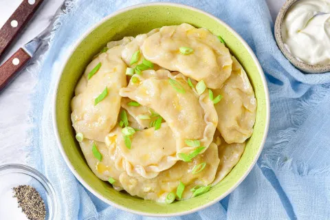 Незвичайне тісто для вареників і пельменів з трьох інгредієнтів: рецепт основи для улюблених страв