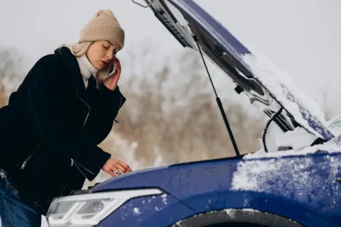 Водіїв закликали виконувати "подвійний запуск" двигуна авто взимку: чому це важливо