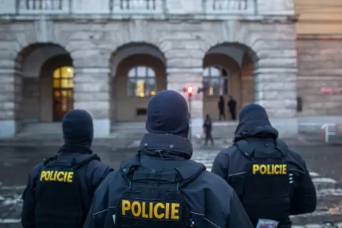 Кровавая драма в мэрии Чехии: нападавший убил сотрудницу, ранены полицейские и гражданские