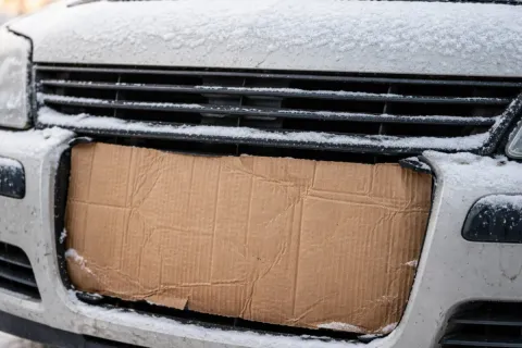 Трюк з картонкою раніше рятував водіїв взимку: чи варто використовувати його зараз