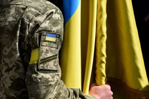 Купил для ВСУ 415 автомобилей, а теперь идет на фронт: решение известного украинского писателя