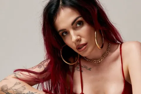 "Пристойні жінки рідко творять історію": популярна українська співачка показала, як виглядає справжній епатаж (фото)