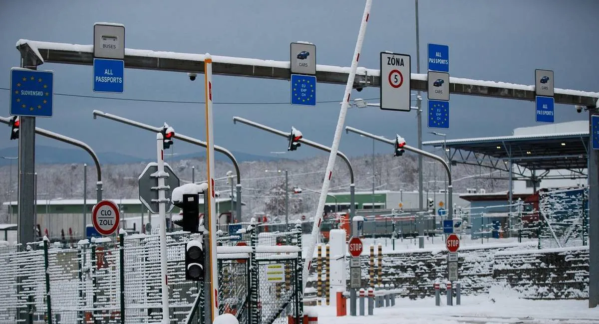 Втеча посеред рейсу: водій у розшуку кинув пасажирів і подався до Словаччини - today.ua