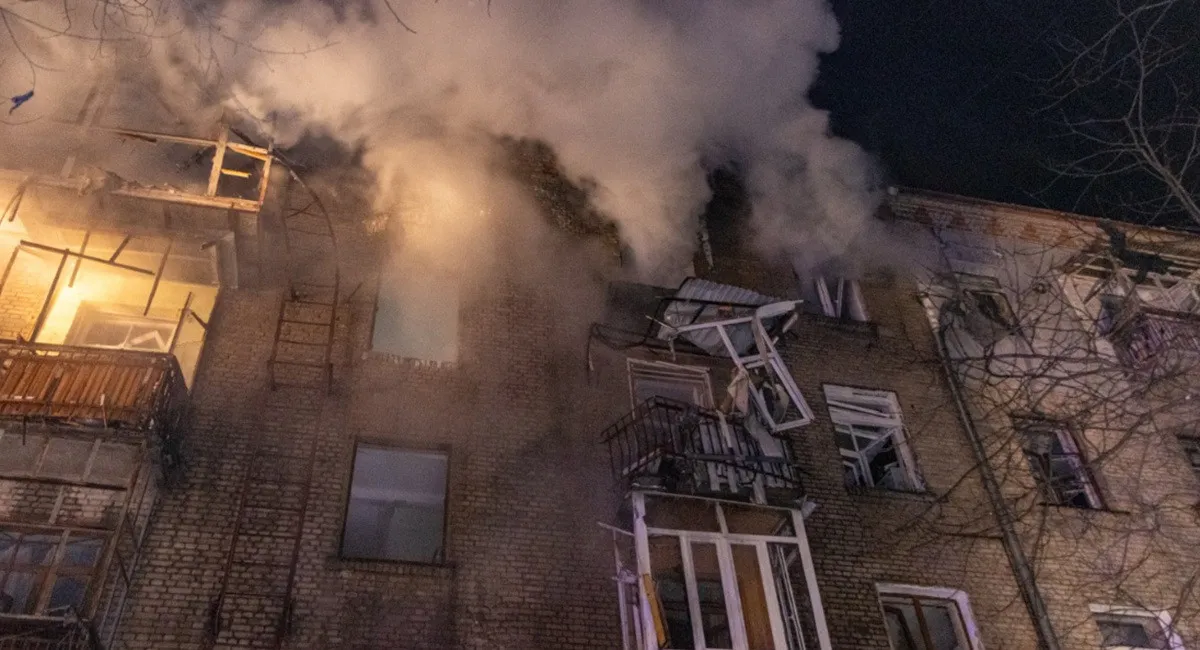 Майже 2,5 години пекла: Шахеди в Харкові вдарили по пологовому та гуртожитку з переселенцями (фото, відео) - today.ua