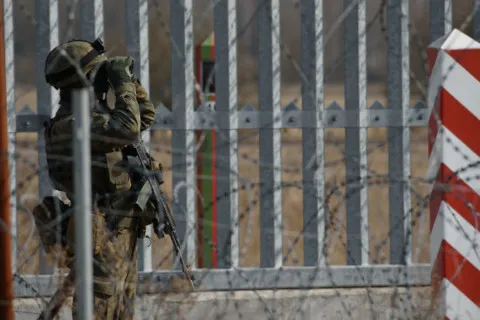 Граница без людей и с горами оружия: НАТО готовит "особую" зону возле России и Беларуси