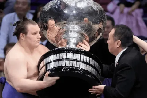 Казацкий дух против гигантов сумо: 21-летний спортсмен из Винницы во второй раз подряд покорил Кубок Императора (видео)