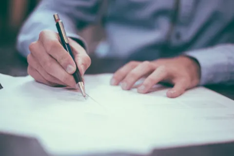 Для украинцев за границей изменят правила относительно документов: чего ожидать с 1 февраля