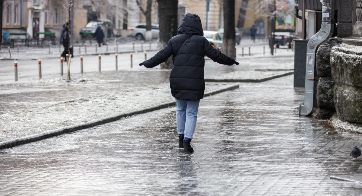 В Украине объявили штормовое предупреждение: водителей призывают воздержаться от поездок из-за сильной гололедицы - today.ua