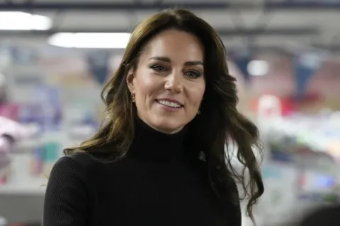 Неочікуваний образ: Кейт Міддлтон з'явилася на публіці з незвичною для неї зачіскою