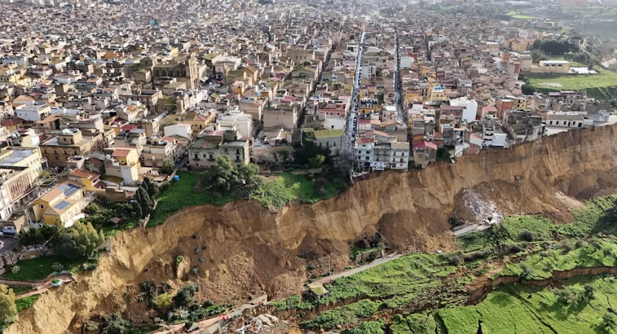 На краю прірви: місто на Сицилії опинилося під загрозою масштабної руйнації через стихію - today.ua