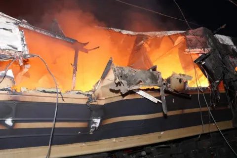 На Харьковщине женщины с детьми на руках прыгали с пылающего поезда "Укрзализницы": 5 погибших, некоторых еще ищут (фото)