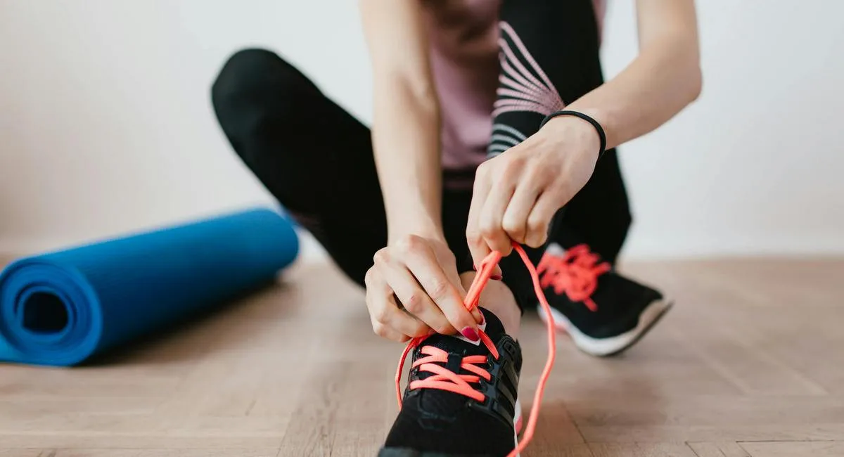 Багато хто робить це неправильно: лікар-подолог показала, як потрібно зав'язувати кросівки - today.ua