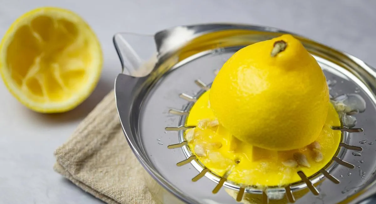 Корисніше за сік та м'якоть: косметолог пояснила, чому не варто викидати шкірку лимона - today.ua