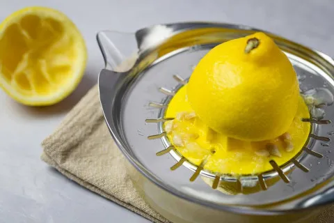 Корисніше за сік та м'якоть: косметолог пояснила, чому не варто викидати шкірку лимона