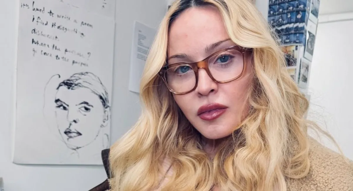 Шапка с символом СССР и компания россиян: Мадонна разгневала украинцев новыми фото - today.ua