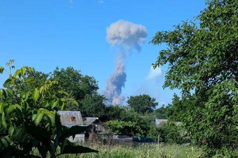 Над Житомиром поднялся огромный гриб дыма после серии взрывов: что произошло