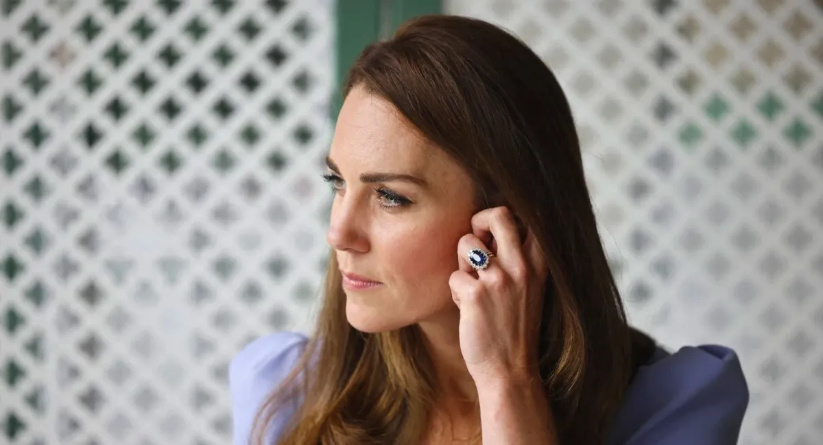Total-black и особенные украшения: Кейт Миддлтон выбрала стильный образ для Дня примирения - today.ua