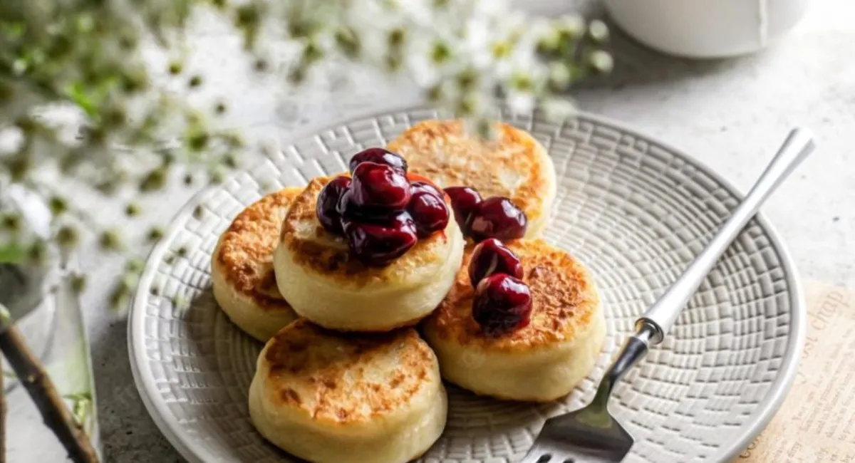 Сирники з вишнею: рецепт улюбленої страви з соковитою ягідною начинкою - today.ua