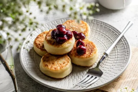 Сырники с вишней: рецепт любимого блюда с сочной ягодной начинкой