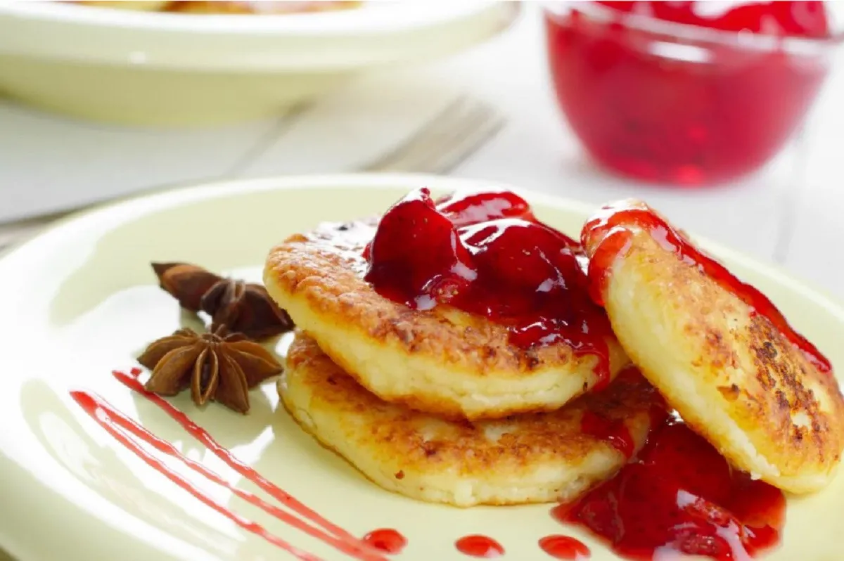 Сирники з вишнею: рецепт улюбленої страви з соковитою ягідною начинкою - today.ua