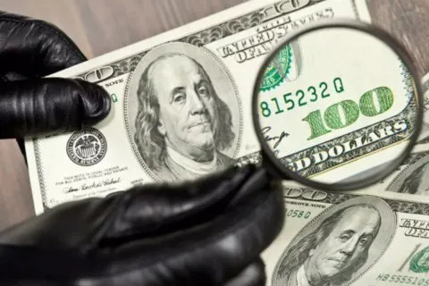 Нацбанк установил ограничения на прием долларовых купюр по году выпуска: какие деньги не примут