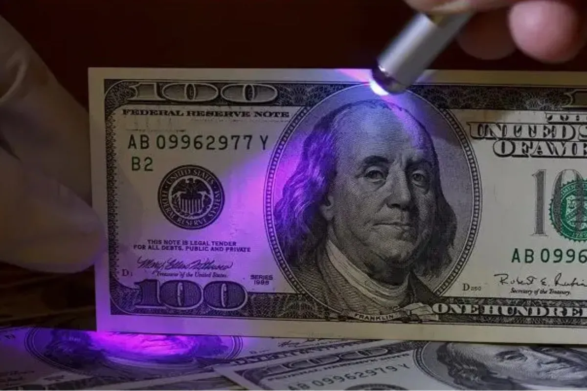 Обмін із сюрпризом: як підроблені долари потрапляють у гаманці українців - today.ua
