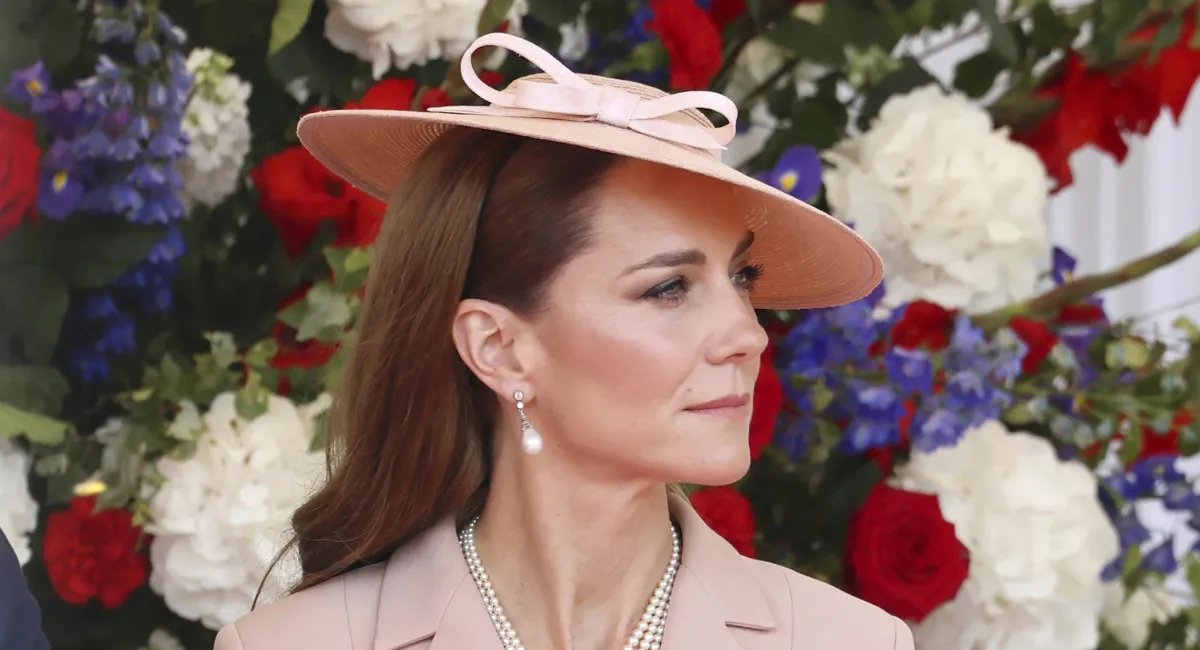 Любимая тиара и красное бальное платье: Кейт Миддлтон блистала на государственном банкете в Виндзоре - today.ua