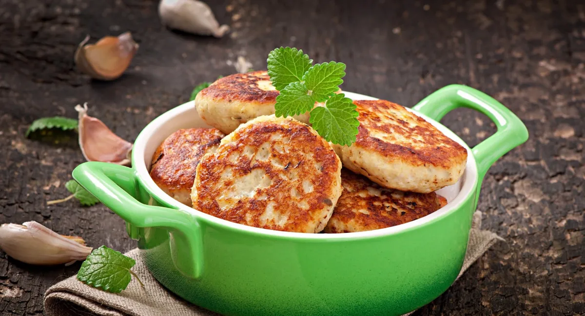 Секрет бабушки: что добавить в фарш, чтобы куриные котлеты стали кулинарным шедевром - today.ua