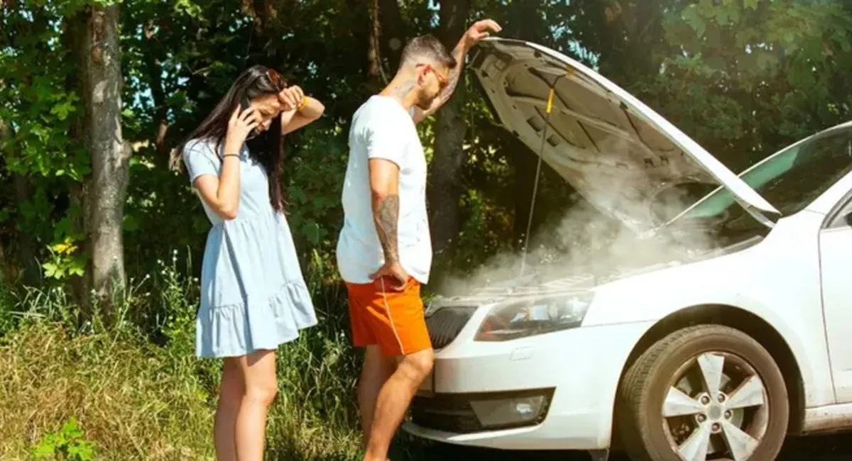 Самая распространенная ошибка водителей: почему нельзя резко открывать капот, когда из-под него идет дым - today.ua