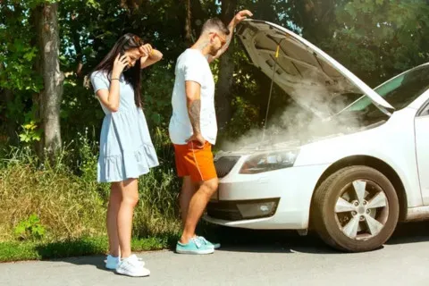 Самая распространенная ошибка водителей: почему нельзя резко открывать капот, когда из-под него идет дым