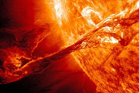Сонце показало характер? Космічний вибух створив палаючу стіну, вищу за дві Землі