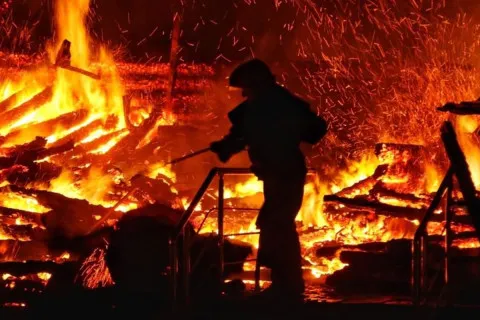 Пожар уничтожил ТЦ через 5 дней после открытия: более 60 погибших, объявлен траур