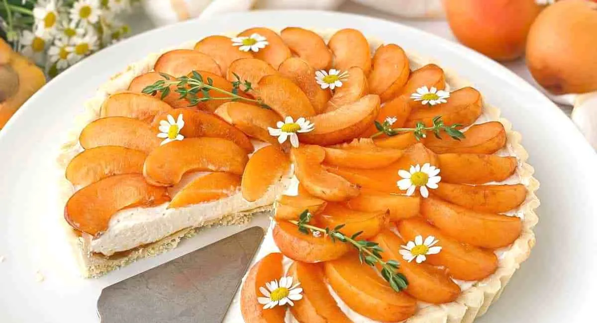 Яскравий літній десерт: як приготувати смачний пиріг з абрикосами та сиром - today.ua