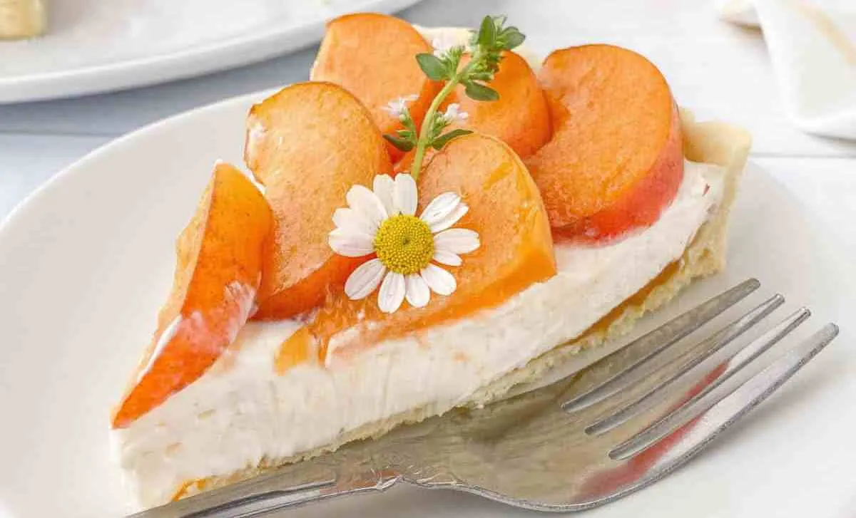 Яскравий літній десерт: як приготувати смачний пиріг з абрикосами та сиром Яскравий літній десерт: як приготувати смачний пиріг з абрикосами та сиром - today.ua