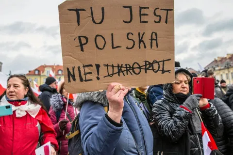 Українців у Польщі закликали не виходити на вулицю наодинці та уникати масових заходів