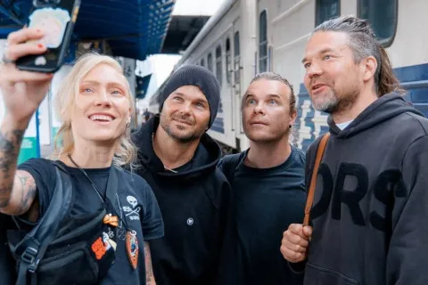 "Серце розривається": легендарна група The Rasmus відвідала пацієнтів Охматдиту в Києві